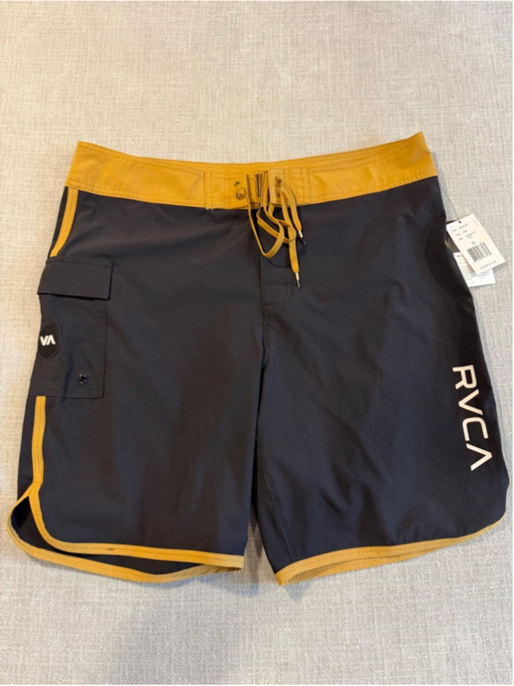 RVCA Eastern 20 inch trunks bkack board shorts. Mens size 38